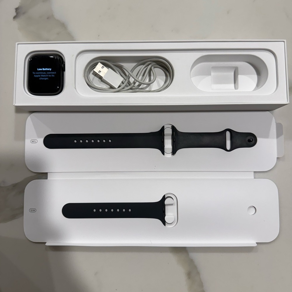 Apple Watch Series 5 44MM Space Grey with watch band